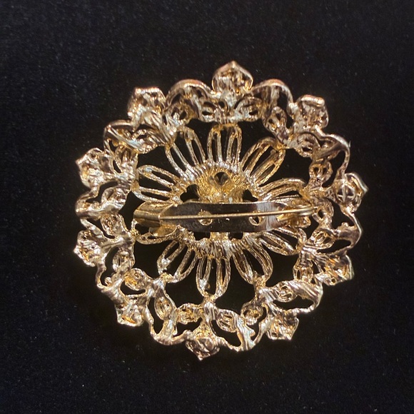 Vintage EUC Gold tone and rhonestone  Brooch - Picture 3 of 9